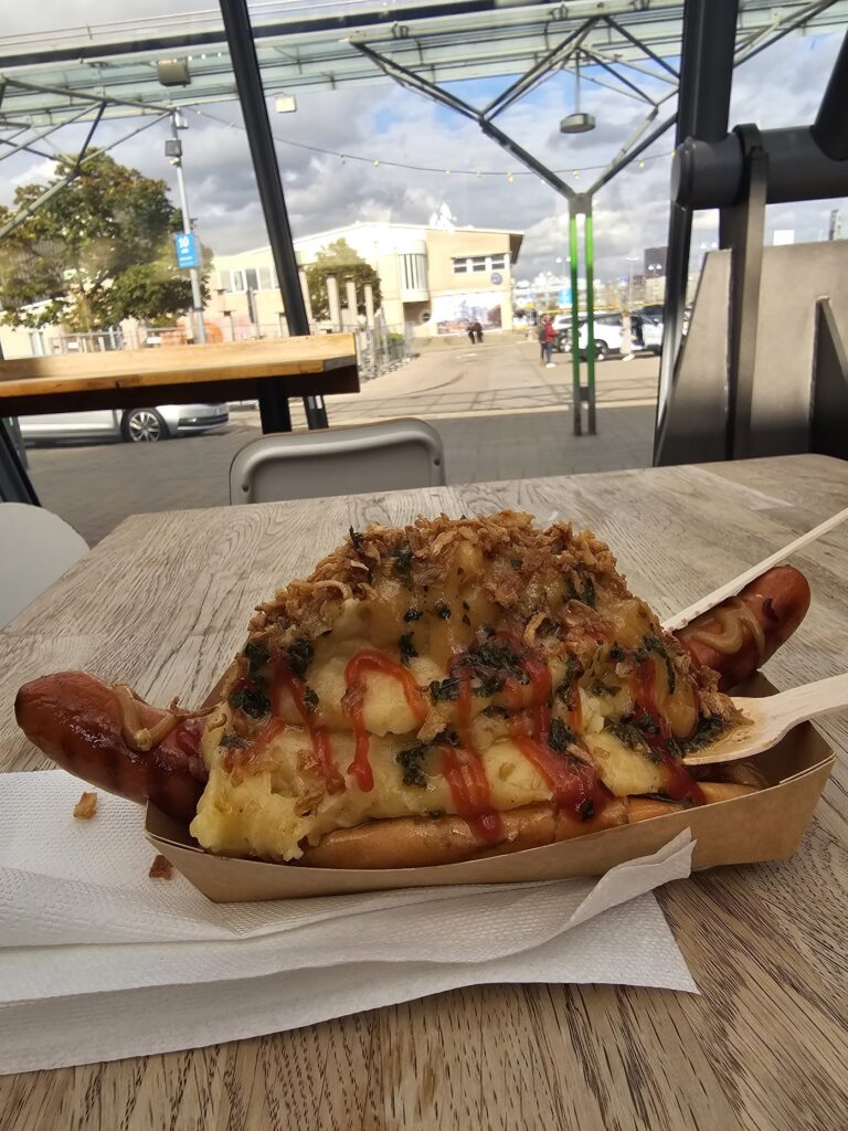 Halv special med frankfurterkorv, potatismos och chimichurri på Sausage House i Göteborg