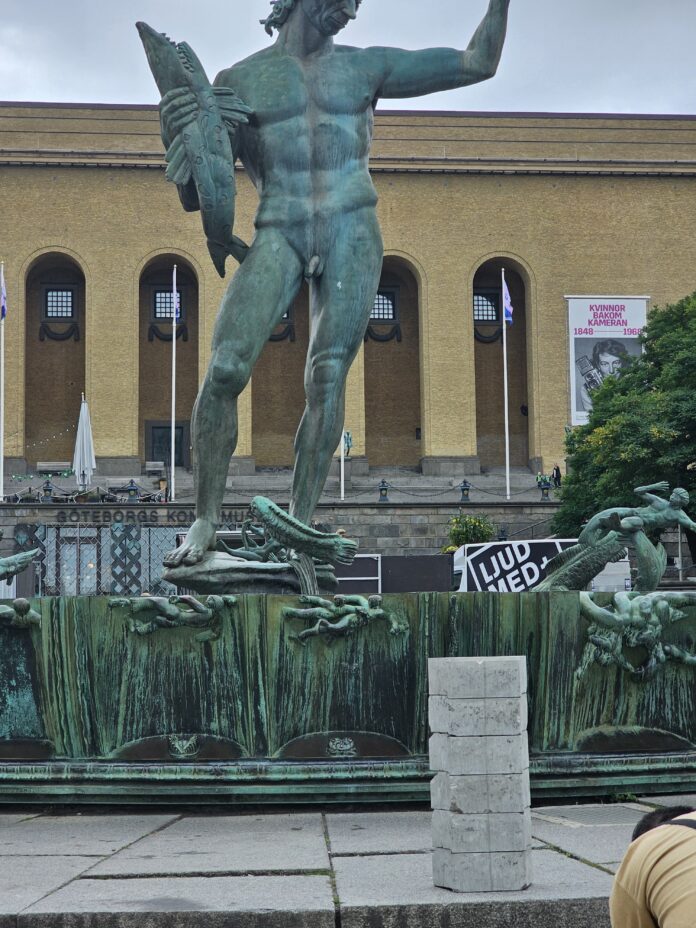 Guldfärgad staty av JLC-profilen Jonas Fagerström på Götaplatsen i Göteborg