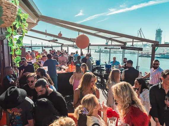 TaKeT takbar i Göteborg med utsikt över Göta älv