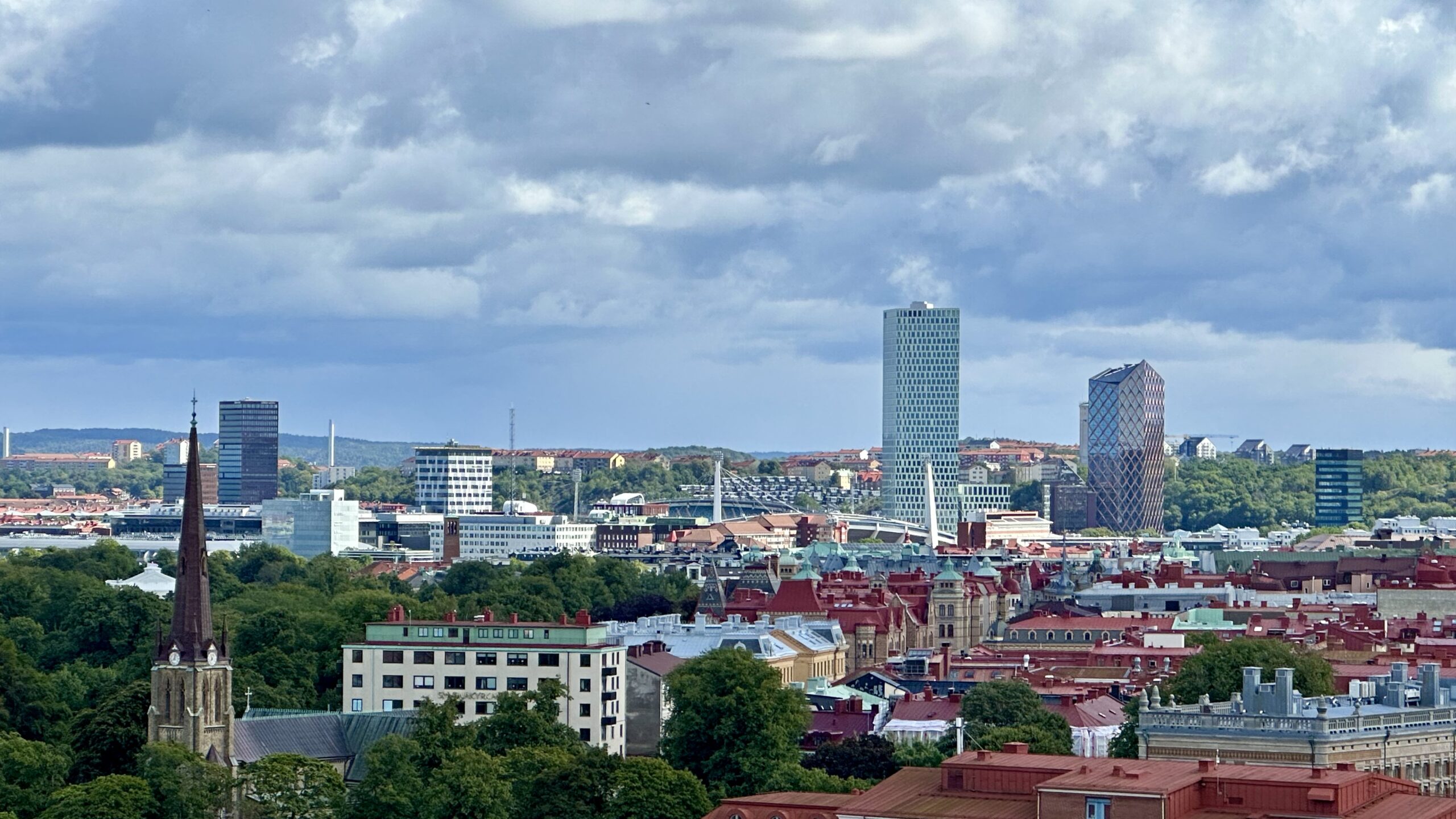 Utsikt över Göteborgs stadssilhuett sommartid, sedd från Skansen Kronan