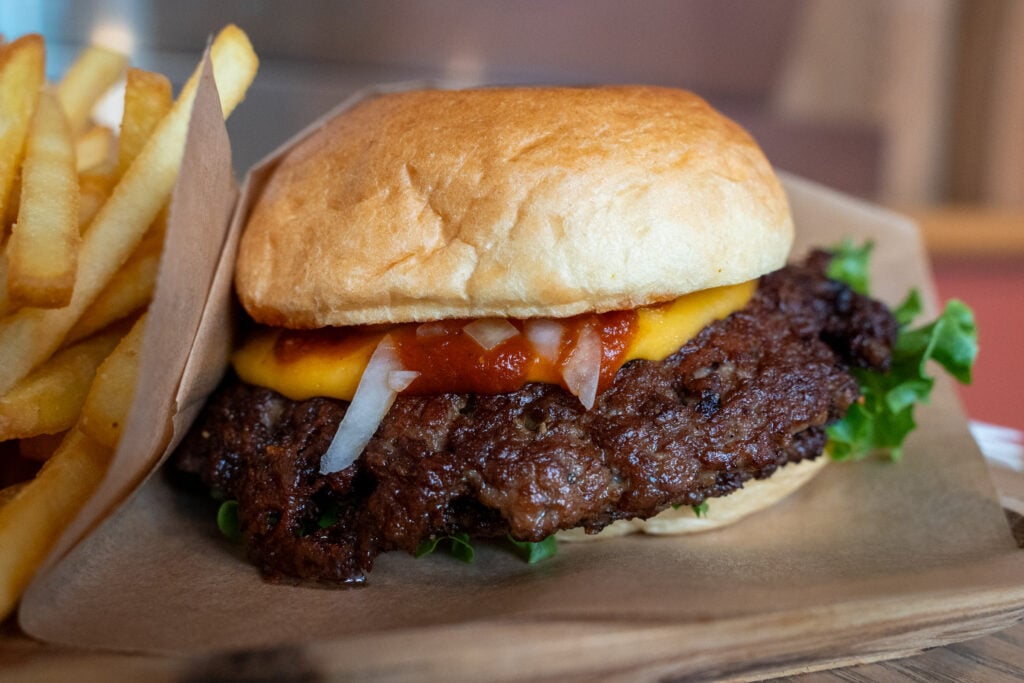 Hamburgare med pommes från Beer N Fries i Göteborg