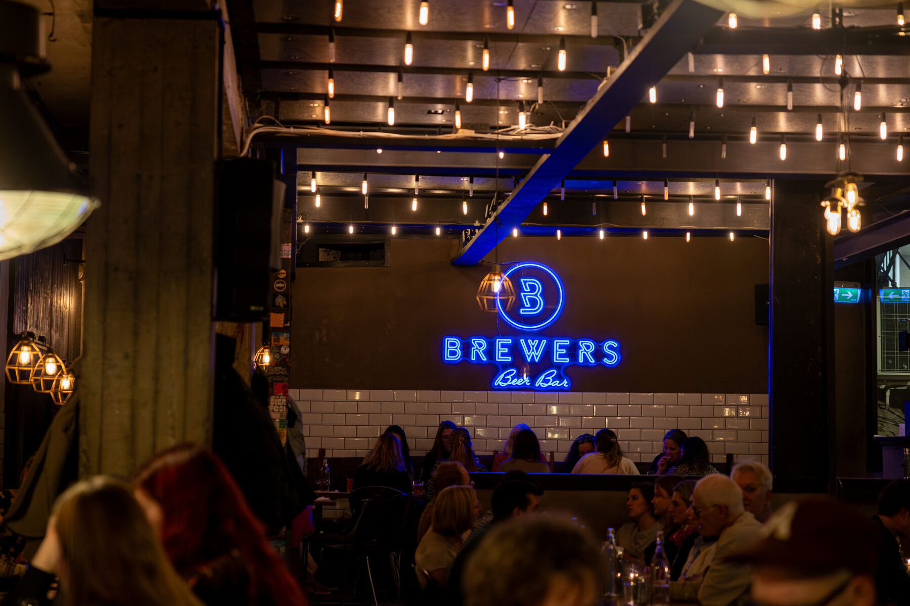 Kvällsinteriör på Brewers Beer Bar på Tredje Långgatan i Göteborg