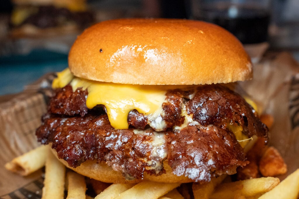 Chili Cheese-hamburgare från DINÉ Burgers i Göteborg