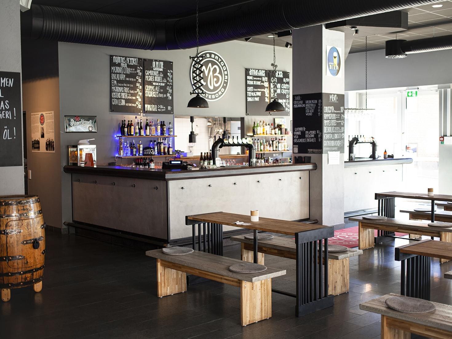 Bar och sittplatser inne på Majornas Bryggeri i Göteborg