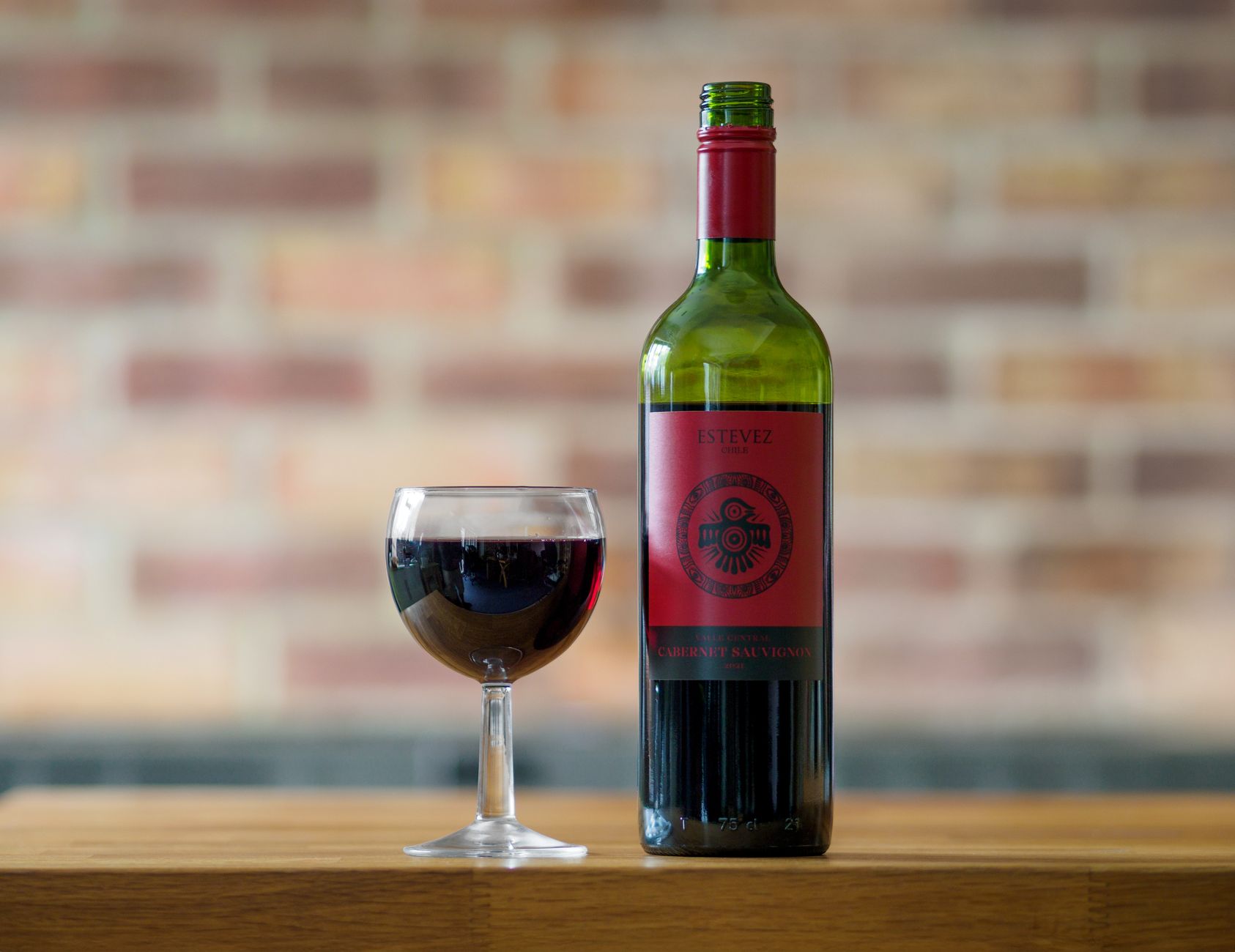 Flaska och glas med rött vin