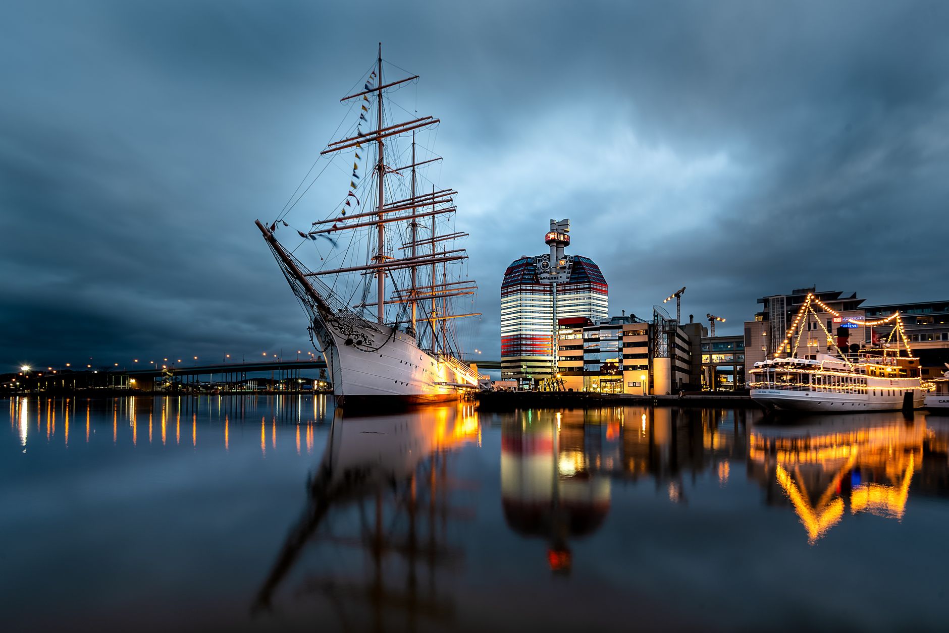 Göteborg vid vattnet i skymningen med Läppstiftet och hamnen