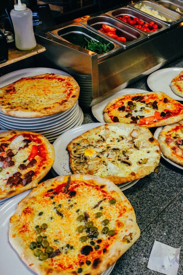 Pizzor på tallrikar