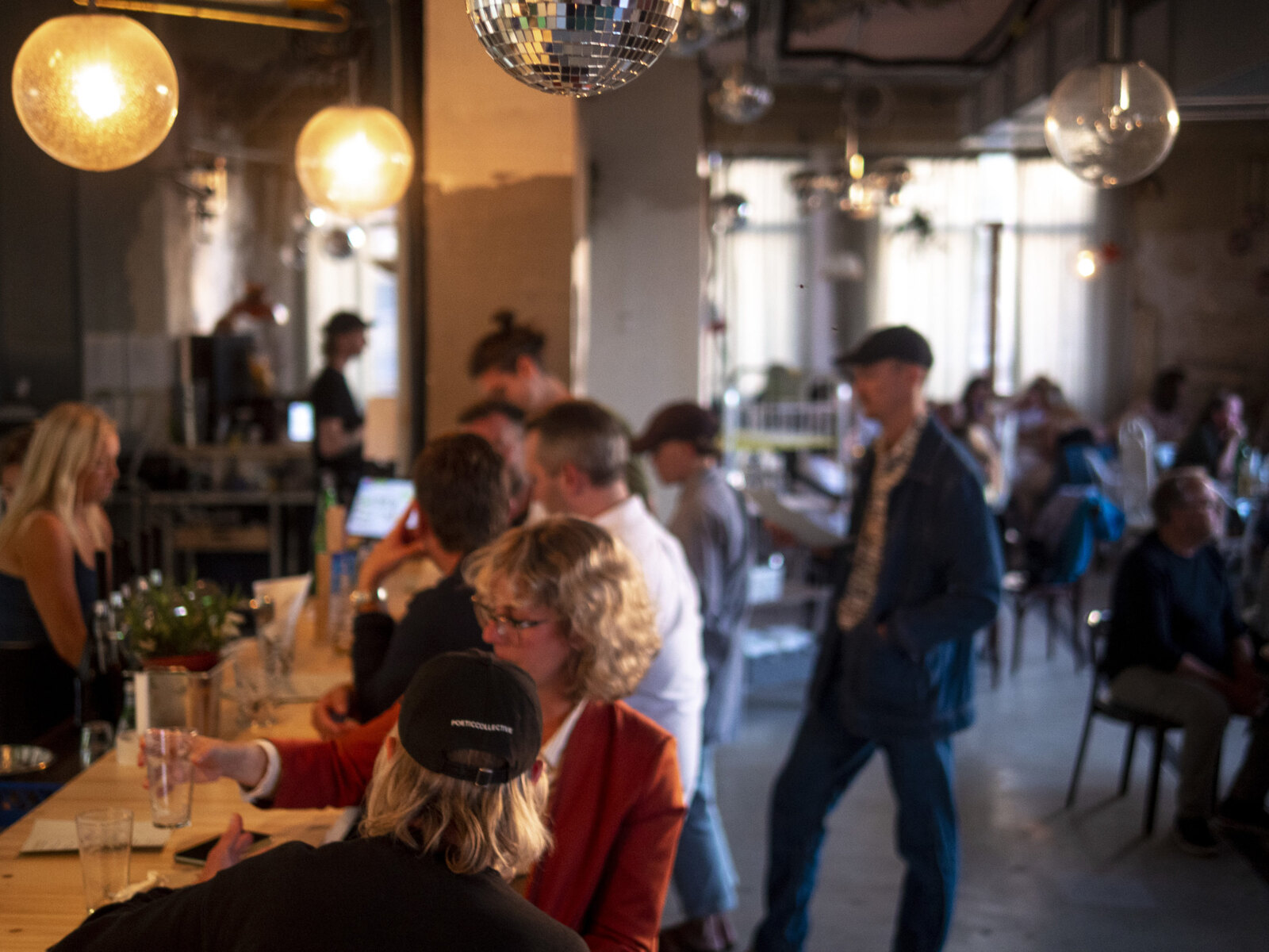 Gäster i den industriella barlokalen på Stigbergets Shangri-La i Göteborg