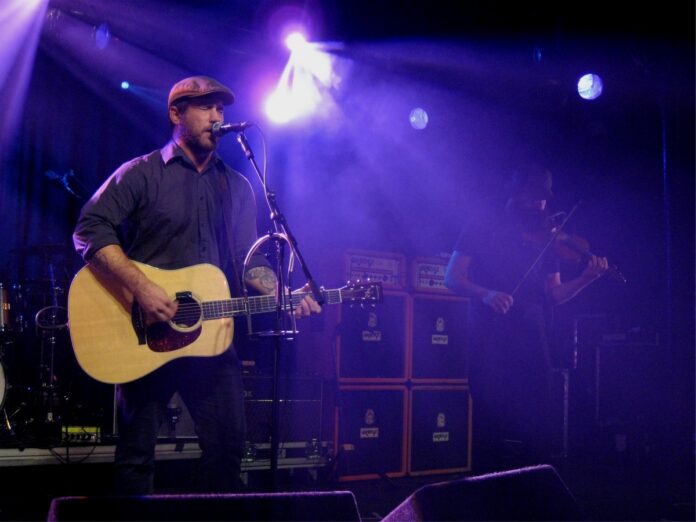 Chuck Ragan sjunger och spelar gitarr på scen tillsammans med Jon Gaunt