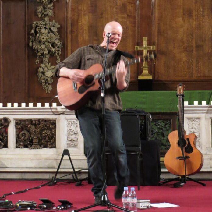 Devin Townsend uppträder ensam med gitarr under en akustisk konsert