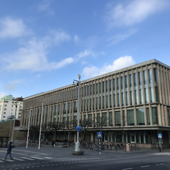 Göteborgs stadsbiblioteks glasfasad vid Götaplatsen